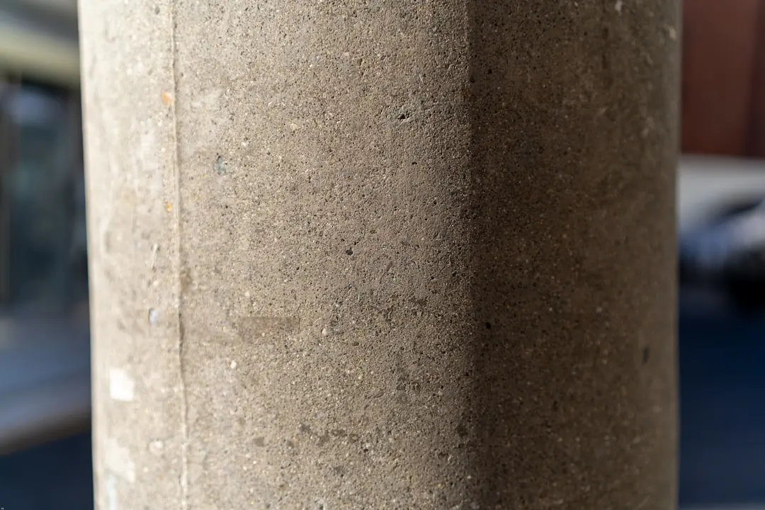 郑州地区实木踢脚线选购要点与安装工艺解析